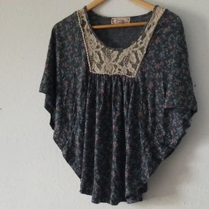 Decree | Flowy Floral & Lace Top